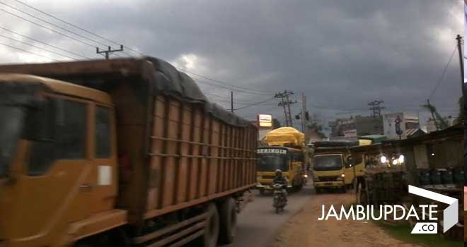 Kemacetan parah yang terjadi di jalur mendalo-simpang rimbo.