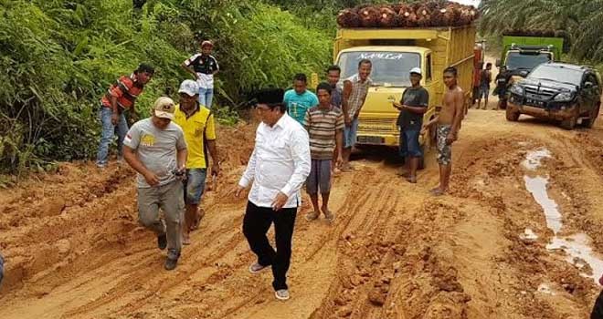 Ivan Wirata saat meninjau lansung jalan Bahar yang rusak parah.