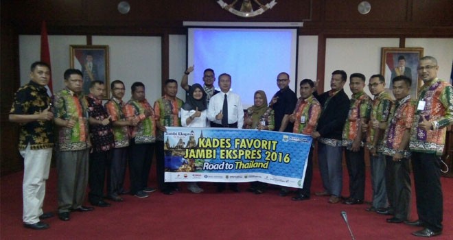  Rombongan Kades Favorit Jambi Ekspres saat berada di KBRI Bangkok, Thailand (kiri). (kanan) Ketua Panitia Kades Favorit Jambi Ekspres menyerahkan oleh-oleh dari Jambi ke Pejabat KBRI. Foto : FAUZI YOSI/JAMBIEKSPRES