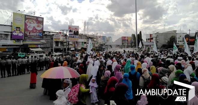 Terlihat ratusan aparat kepolisian berjaga-jaga agar aksi demo bela islam berajalan dengan tertib.