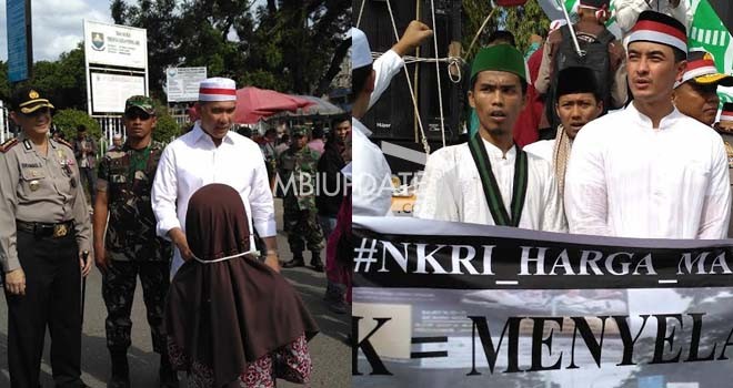 Gubernur Jambi Zumi Zola dan Walikota Jambi saat mengikuti aksi bela islam di Tugu Juang, Jambi.