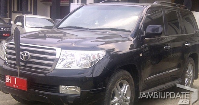 Mobil dinas Gubernur Jambi.