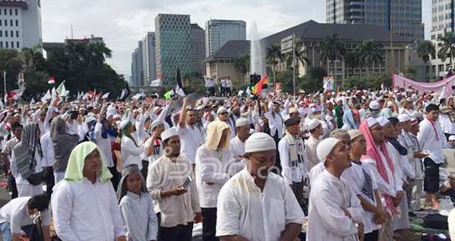 Massa Aksi Superdamai 212 di Kawasan Monas, Jakarta. Foto: M. Kusdharmadi/JPNN.com