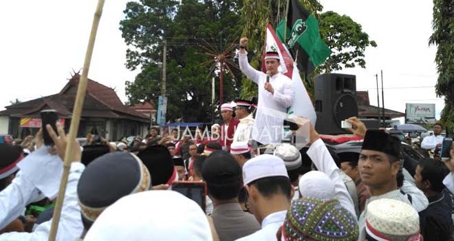 Gubernur Jambi, Zumi Zola saat memberi sambutan ditengah ribuan massa aksi bela islam.