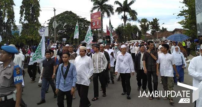 Terlihat ribuan mulai memadati bundaran tugu juang.
