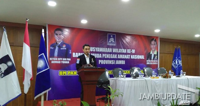 Ketua DPW PAN Provinsi Jambi, Zumi Zola saat memberikan sambutan.
