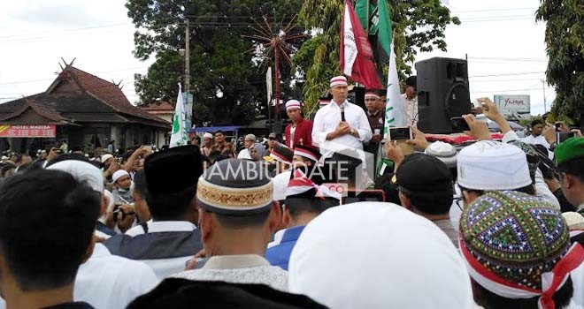Walikota Jambi, Sy Fasha saat memberi sambutan di tengah ribuan aksi demo bela islam.