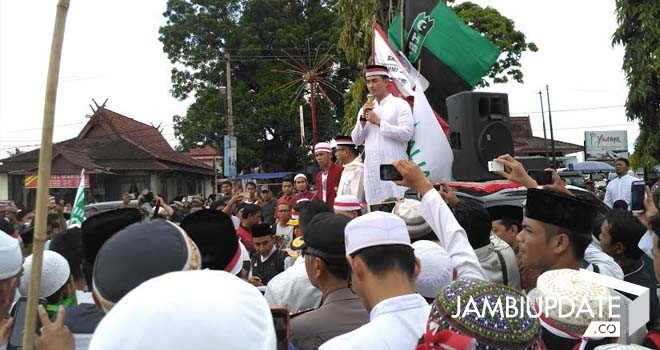 Gubernur Jambi, Zumi Zola saat hadir ditengah ribuan massa aksi bela islam.