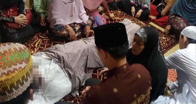 Gubernur Jambi, Zumi Zola saat melayat Imam besar Masjid Al-Falah Kota Jambi, H. Haviz Dahroni.