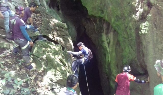 Beberapa travaeller saat berusaha masuk ke dalam goa Kelelawar di Kerinci