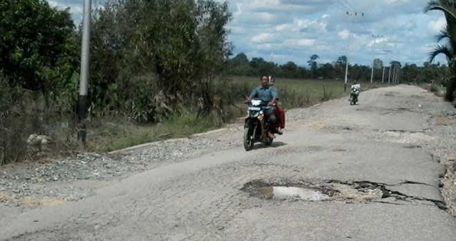 Jalan Tanco Kecamatan Sitinjau Laut dan Kecamatan Danau Kerinci, Kabupaten Kerinci.
