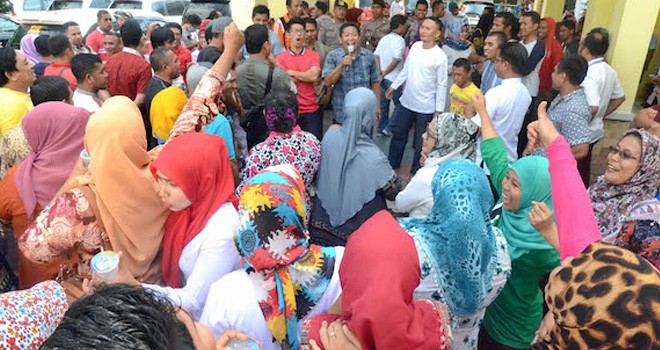 Ratusan perawat dan bidan serta karyawan RSUD Chasan Boesorie kembali menuntut Pemprov Maluku Utara membayar jasa medis dengan cara menggelar aksi di areal parkiran Rumah Sakit Umum Daerah (RSUD) Chasan Boesoerie, Jumat (2/12). FOTO: Malut Post/JPNN.com