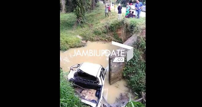 Terlihat mobil yang menyemplung ke sungai.
