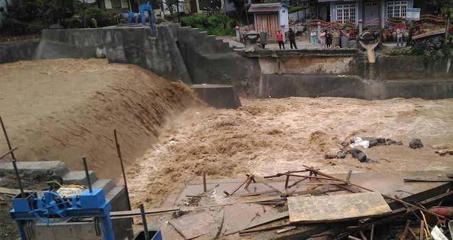 Terlihat warga yang memantau derasnya aliran Sungai Bungkal.