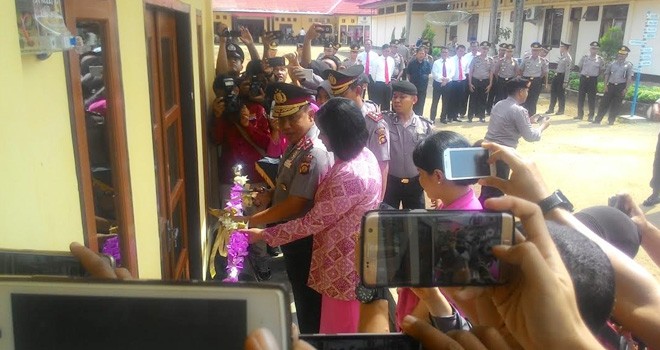 Kapolda didampingi istri saat meresmikan gedung SPK Polres Tanjabtim.