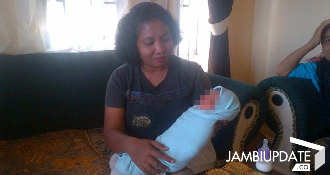 Bayi ditemukan setelah dibuang orang tuanya di teras depan rumah warga.