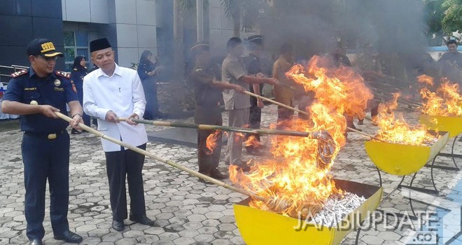Jutaan Batang Rokok dan Ribuan Botol Miras yang Dimusnahkan Bea Cukai Jambi.