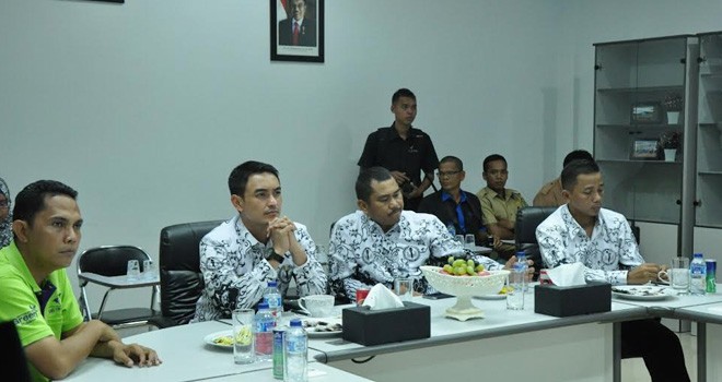 Gubernur Jambi Zumi Zola saat mengunjungi dua perusahaan karet yang ada di Kabupaten Bungo.