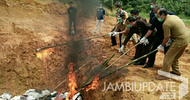 Pemusnahan baju bekas oleh Kapolres Muarojambi AKBP Dedi Kusuma Siregar, Pj Bupati Muarojambi Kailani.