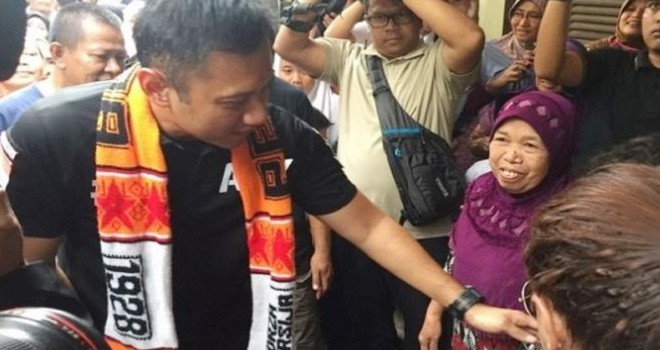 Cagub DKI Jakarta, Agus Harimurti Yudhoyono ketika menyambangi warga di Kebagusan, Kamis (10/11/2016). Foto : pojoksatu.id