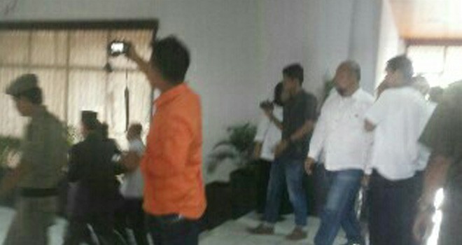 Dua Anggota DPRD Bungo dari Fraksi Demokrat, tampak adu jotos saat paripurna berlangsung. 