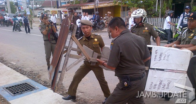 Satuan Polisi Pamong Praja Kabupaten Tanjung Jabung Barat bersama tim dari Pemkab melakukan razia gabungan terhadap Pedagang Kaki Lima (PKL) yang ada di dalam Kota Kualatungkal.