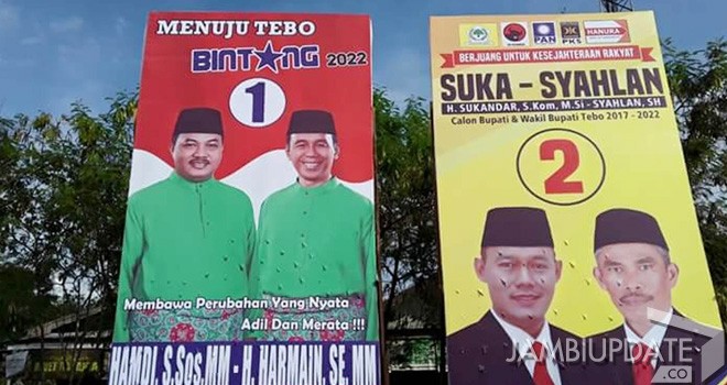 Kondisi APK Pasangan Cabup dan Cawabup Tebo sesaat setelah pemasangan. Sejumlah APK rusak, Bawaslu lakukan pendataan.