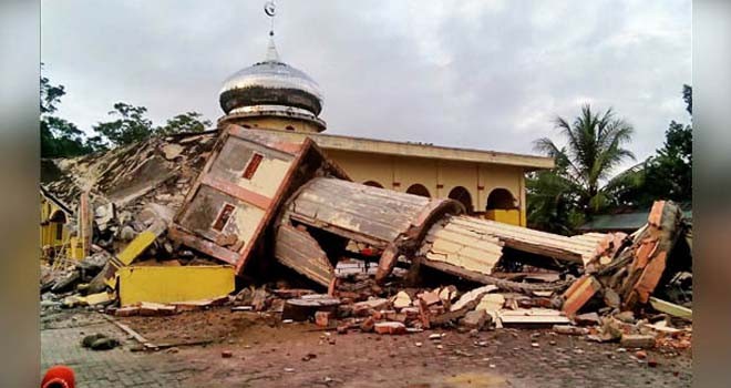 Sejumlah bangunan roboh akibat gempa Aceh, Rabu (7/12). Foto : Twitter BNPB