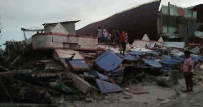 Sebuah bangunan yang rata dengan tanah setelah gempa bumi tektonik mengguncang Pidie Jaya, Aceh, Rabu (7/12) pagi. Foto: setkab