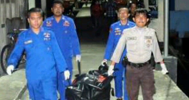 Tim SAR evakuasi bagian tubuh korban pesawat Polri yang jatuh di perairan Lingga, Kepri, Rabu. Foto: batampos/jpg