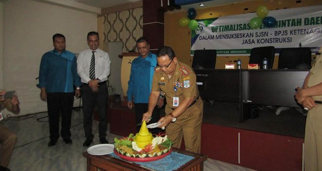 Pemotongan Tumpeng dalam Rangka  Ulang Tahun BPJS Ketenagakerjaan ke 39 oleh Sekda Sibawaihi.
