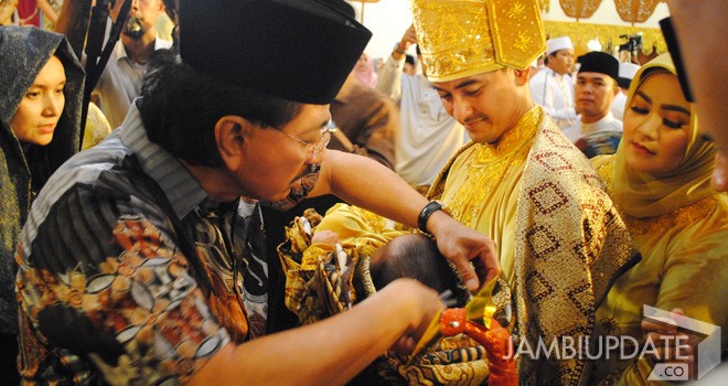Cukuran Rambut Zhafran Ziyadh Atthahirah Zola, oleh H Zulkifli Nurdin (Kakek).