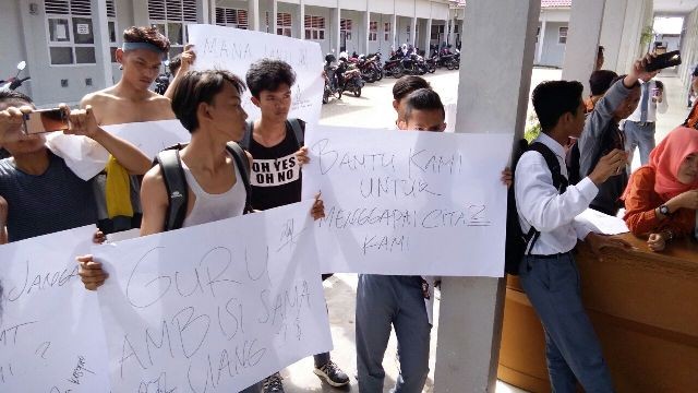 Siswa menggelar aksi demontrasi di depan SMK Kosgoro siang ini (8/12)
