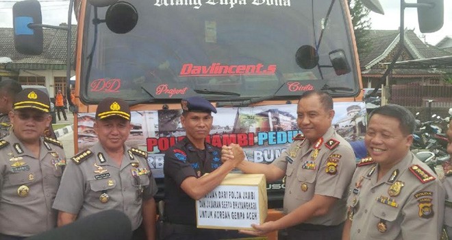 Kapolda Jambi, Brigjen Pol Yazid Fanan mengirimkan bantuan kepada korban gempa di Aceh.