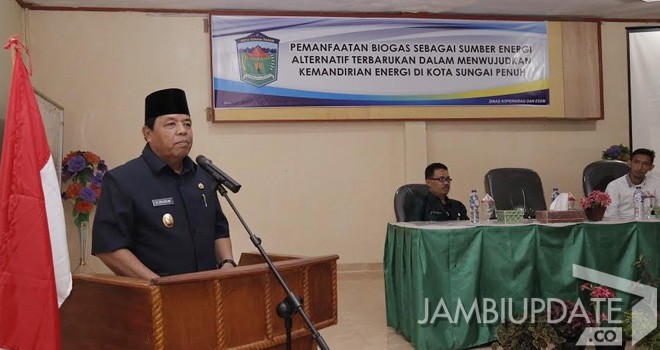 Wawako H Zulhelmi menyampaikan sambutan dan arahan saat membuka sosialisasi pemanfaatan biogas skala rumah tangga.