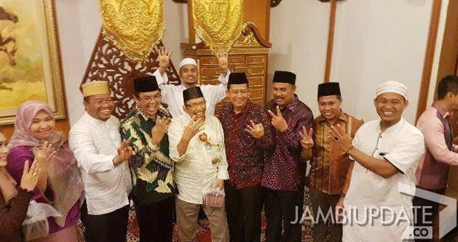 Para Cabup foto bersama di acara syukuran putra kedua Gubernur Jambi Zumi Zola.