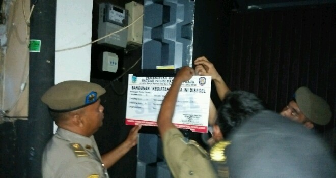 Penyegelan cafe momo oleh petugas satpol pp jambi.