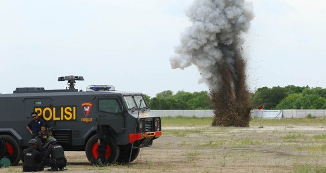 Satuan Gegana Brimob menjinakkan bom. Ilustrasi Foto: dok.JPNN.com