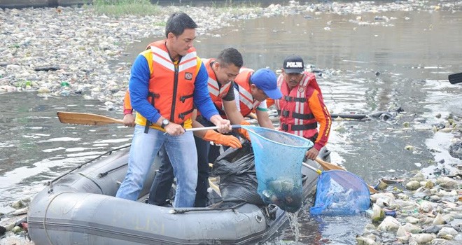 Gubernur Jambi Zumi Zola didampingi Kepala Dinas Pekerjaan Umum (PU) Provinsi Jambi Dodi Irawan, ikut turun ke sungai dalam rangka aksi bersih sungai.