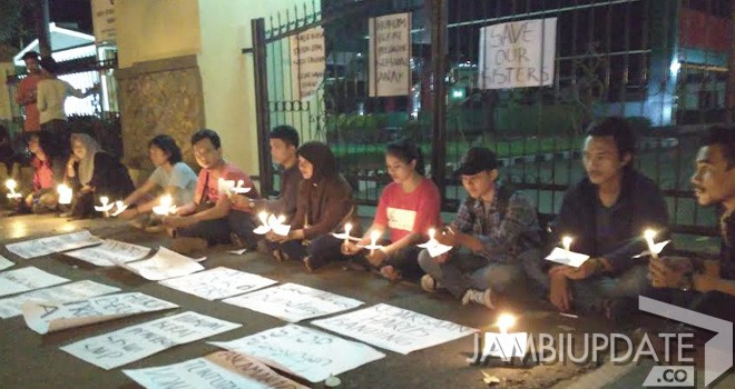 Aksi Nyalakan Lilin di Depan Kantor Kejaksaan Negeri Jambi.