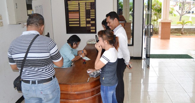 PSK dan pramuria yang telah mengikuti persidangan, membayar denda seperti yang dijatuhkan hakim di PN Merauke, Jumat (9/12). Foto: Yulius Sulo/Cenderawasih Pos