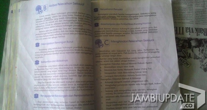 Buku pornografi yang beredar.