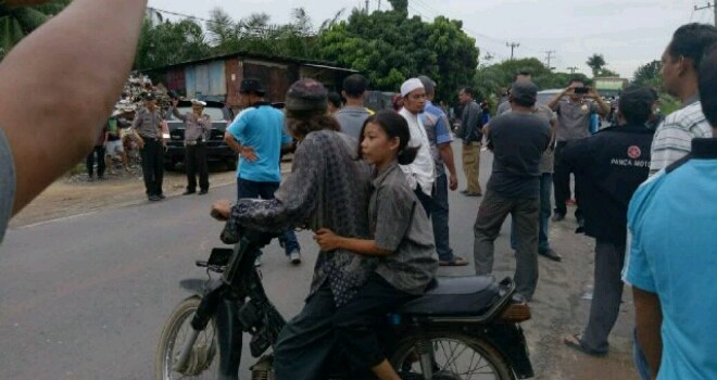 Warga tengah memblokir jalan.