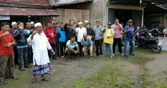 Sejumlah warga di Penyengat Rendah yang melakukan aksi demo.