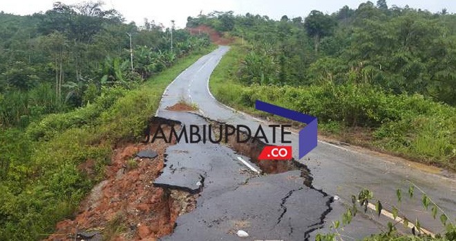Jalan longsor beberapa waktu lalu di desa bedeng dua belas, kecamatan batang merangin. Foto : Doc / Jambi Update