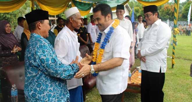 Anggota DPR RI, Sutan Adil hendra (SAH) saat menghadiri program pengobatan gratis Gerindra bersama pasangan Idola.