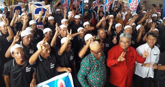 Pasangan Bagus saat kukuhkan Tim Center di Muaro Sebo.