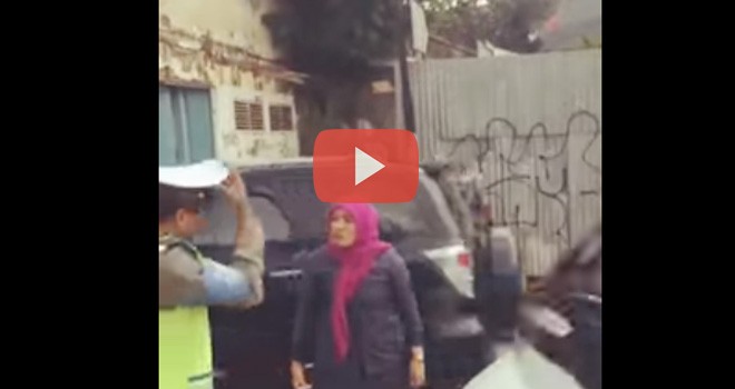 Terlihat ibu ibu yang tengah memarahi polantas.