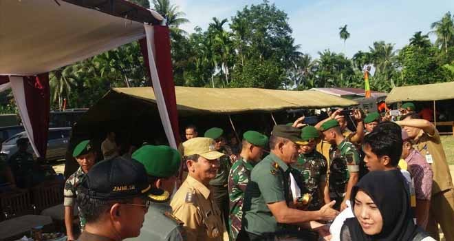 Korem dan Kodim 0415/Batanghari saat menggelar bakti sosial di Kecamatan Mestong, Selasa pagi (13/12).