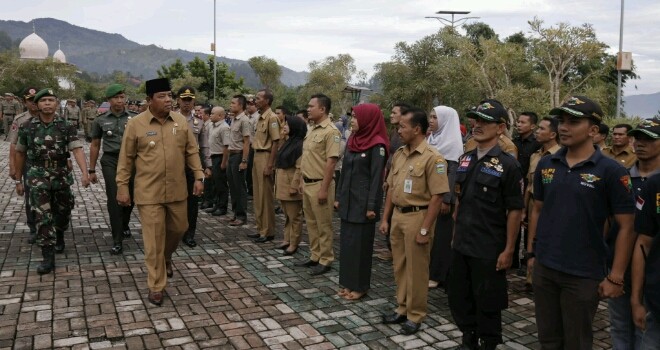 Wakil Walikota Sungai Penuh, H. Zulhelmi, bersama TNI, Polri, mengecek Pasukan Apel Siaga.